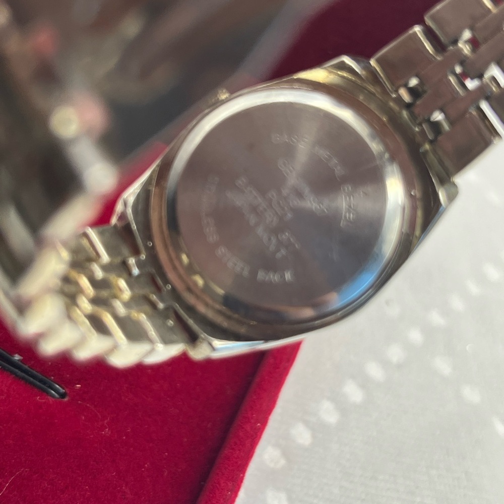 Elegant Green and Gold Women's Quartz Watch - Picture 2 of 4